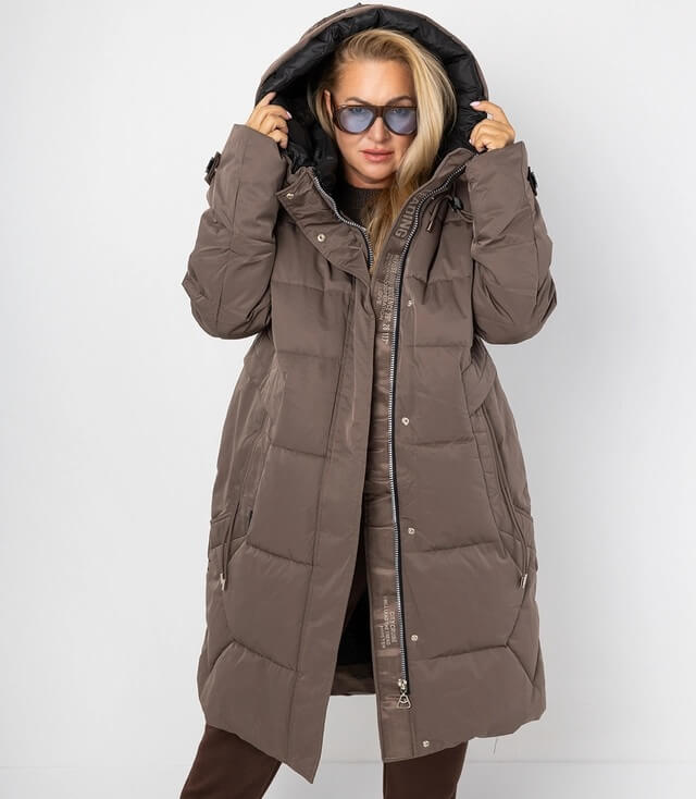 Langer Steppmantel gefüttert in Braun mit Reißverschluss, Druckknopfleiste und großer Kapuze.