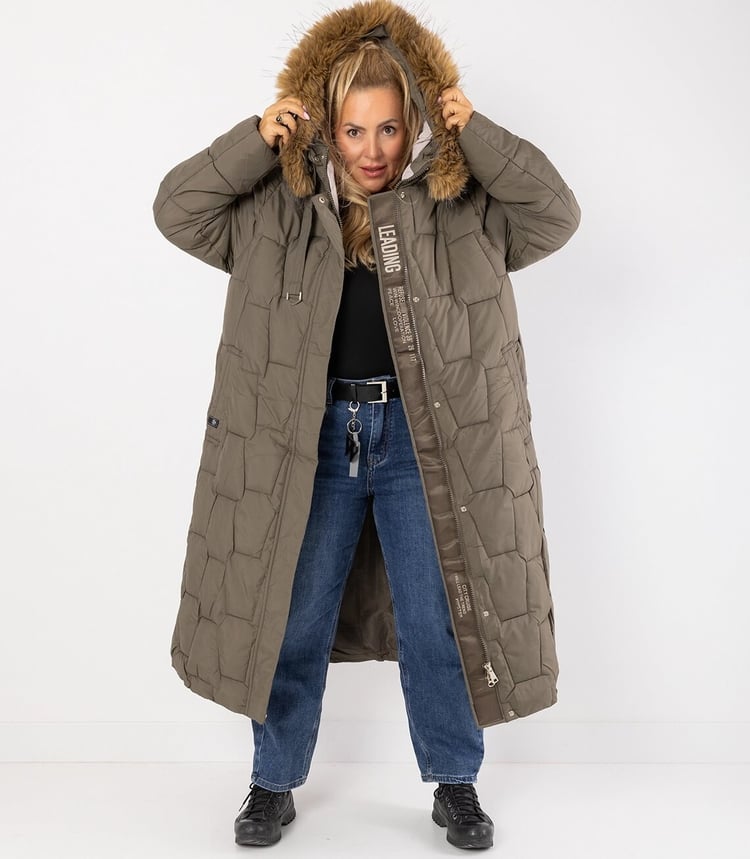 Damenmantel mit Kapuze und Kunstfellbesatz in Olivgrün, lang und leicht gepolstert.