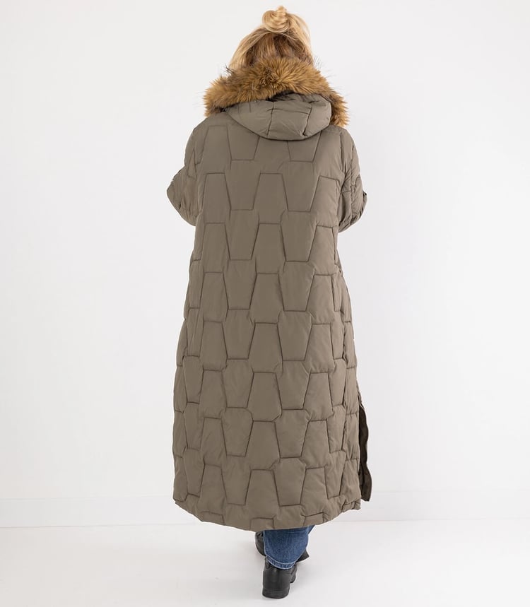 Rückansicht der langen, gesteppte Jacke mit Kapuze und faux Pelzkragen in khakigrün.