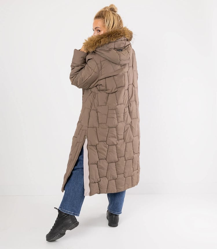 Damen Wintermantel in Braun, länglicher Schnitt mit Kapuze und fellartigem Kragen, von hinten fotografiert.