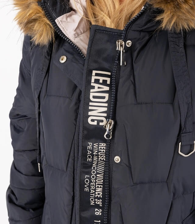 Dunkelblaue Winterjacke mit Kapuze, Reißverschluss und auffälligem Schriftzug auf der Vorderseite.