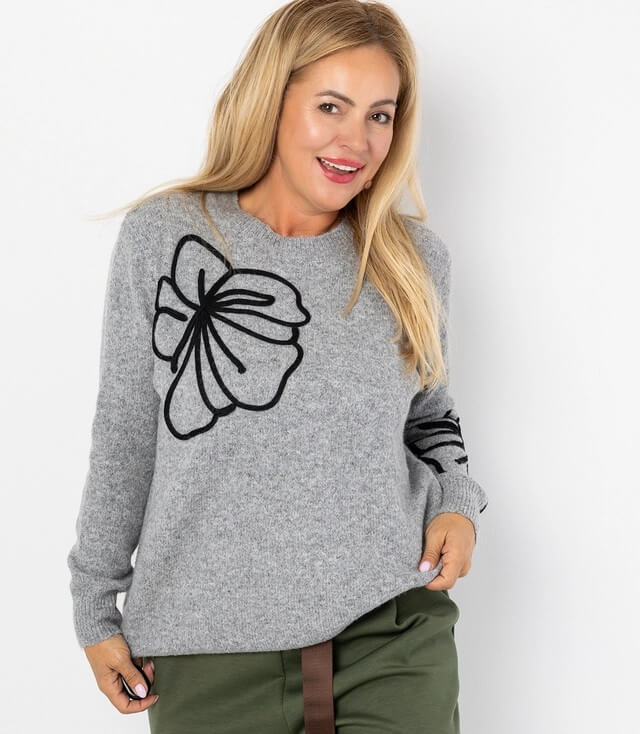 Damenpullover in Grau mit floralen Stickereien auf beiden Seiten, feminin und stilvoll.
