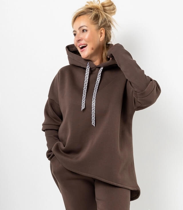 Brauner  oversized Sweater mit Kapuze und stylischen Kordeln und Kapuze.