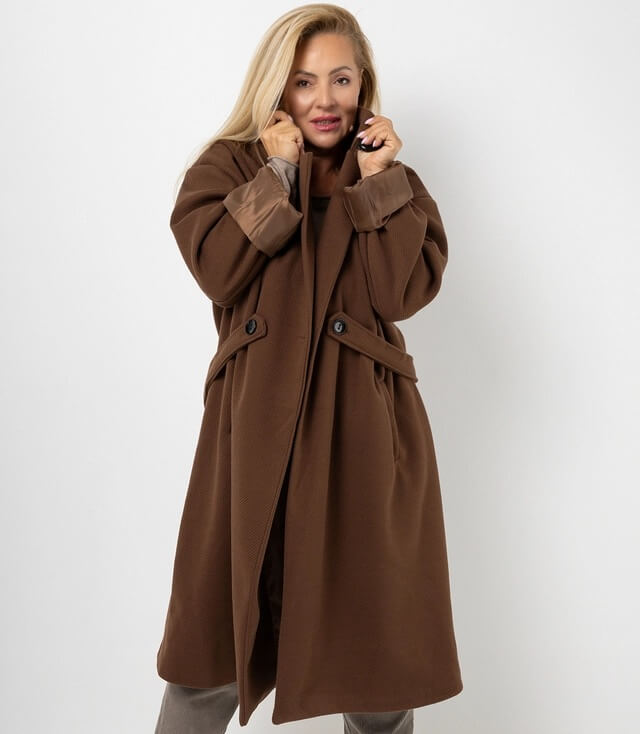 Langer Oversized Mantel in Braun mit offenem Kragen und kontrastierendem Satinfutter für modernen Stil.