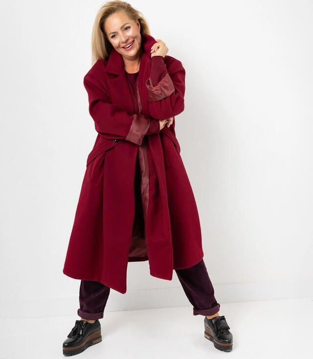 Langer Oversized Mantel in Braun mit offenem Kragen und kontrastierendem Satinfutter für modernen Stil.