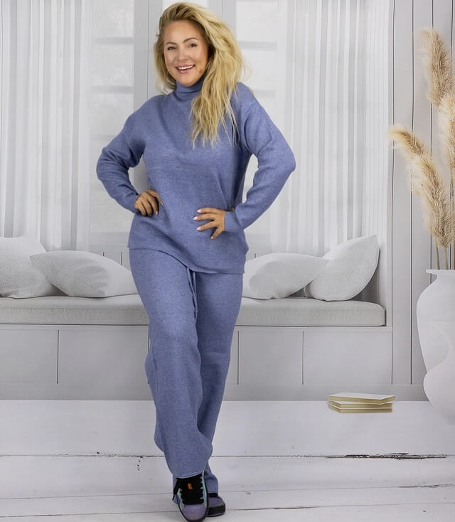 Bequeme Damen Lounge-Outfit in Blau, bestehend aus langärmligem Oberteil und lässiger Hose.