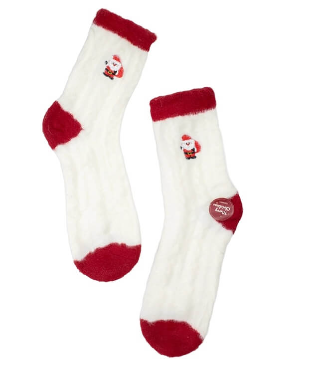 Gemütliche Weihnachts-Socken in Weiß mit roten Bündchen und einem niedlichen Santa-Motiv.