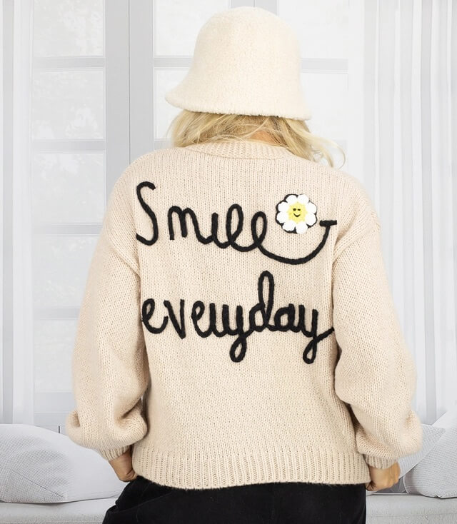 Beige Strickjacke mit "Smile everyday"-Aufschrift und lässigem Schnitt, ideal für den Alltag.
