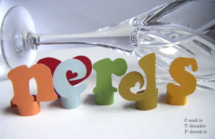 8 printable heart-themed wine glass tags spelling FRIENDS, displayed as DIY drink markers on wine glass stems.