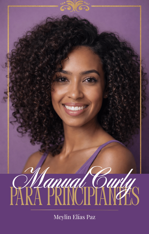 Portada del ebook Manual Curly para Principiantes con mujer de cabello rizado sonriente y fondo morado