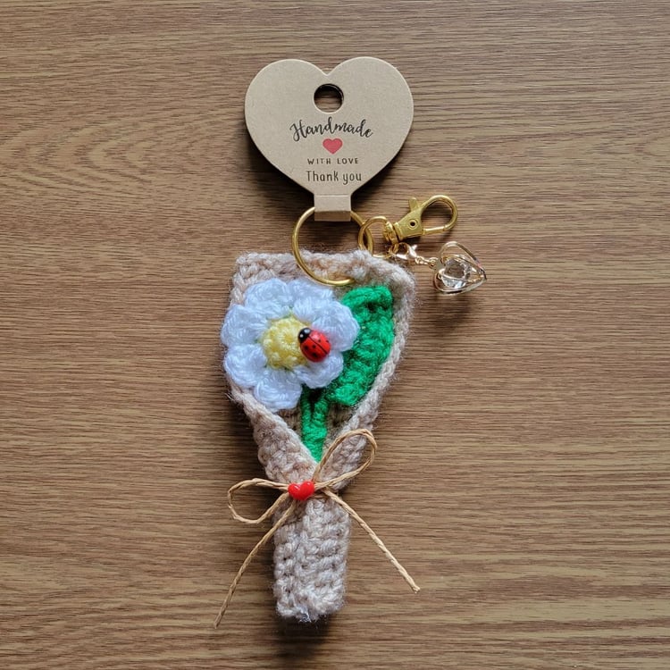3️⃣Floral crochet keyring with ladybug detail on wooden background