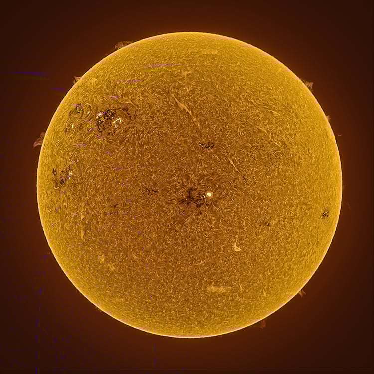 Sole fotografato con un telescopio solare in h-alpha