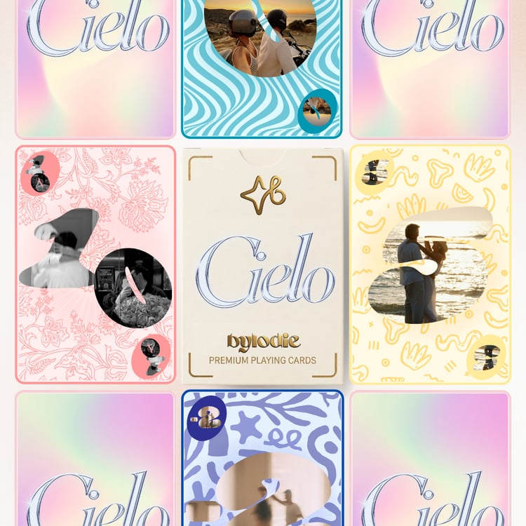 Grille de cartes à jouer personnalisées montrant des photos de couple, des motifs floraux rose et jaune, et le dos des cartes 'Cielo' au fini holographique.