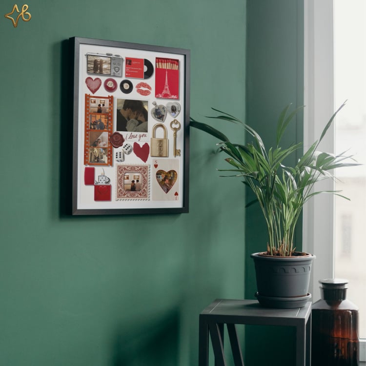 Affiche souvenirs de couple personnalisée Bylodie dans un cadre noir, accrochée sur un mur vert sapin à côté d'une plante verte, pour une décoration d'intérieur romantique.