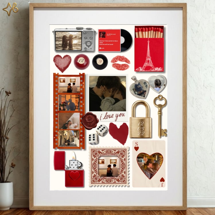 Poster personnalisé pour couple Bylodie dans un cadre en bois, présentant un collage de souvenirs amoureux, photos, et symboles romantiques comme un cadenas gravé et un baiser.