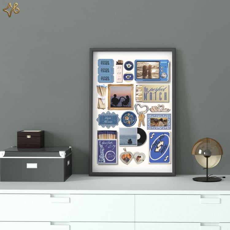 Affiche souvenirs de couple personnalisée Bylodie dans un cadre noir, posée sur un meuble de bureau gris à côté d'une lampe moderne, pour une décoration d'intérieur tendance et romantique.