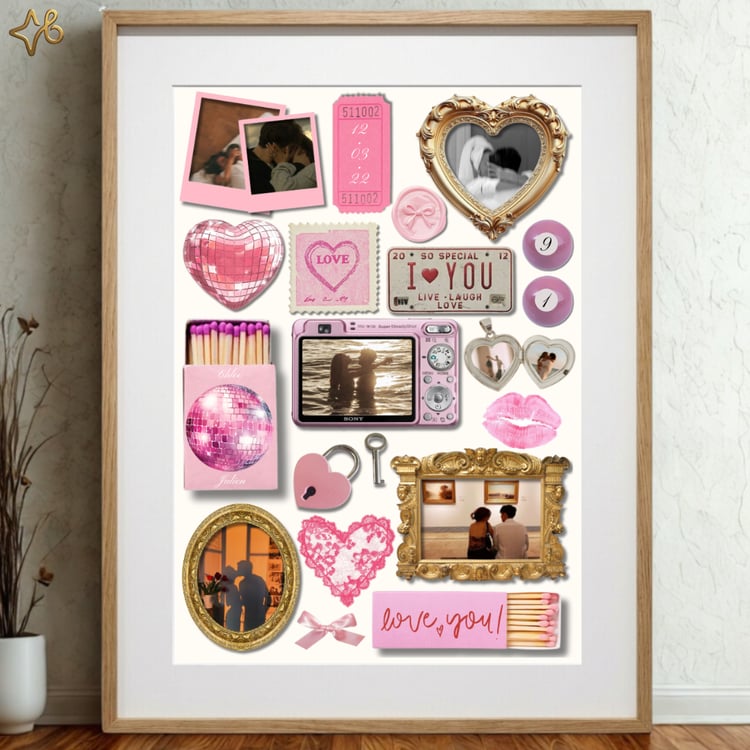 Poster personnalisé pour couple Bylodie dans un cadre en bois, présentant un collage de souvenirs amoureux sur le thème rose, incluant des photos polaroid, un appareil photo rose et une boîte d'allumettes disco.