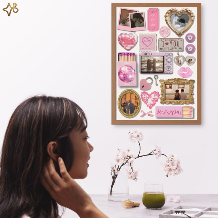 Femme de profil regardant une affiche souvenirs de couple personnalisée Bylodie accrochée au mur, au-dessus d'une table avec du thé matcha et des fleurs de cerisier.