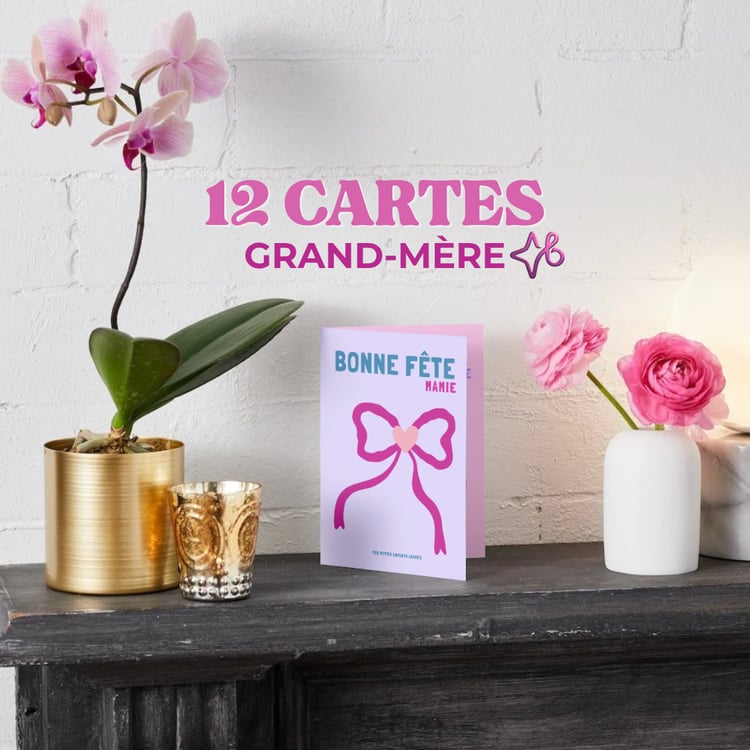 Affiche promotionnelle pour un lot de 12 cartes Fête des Grands-Mères personnalisables, posée sur une cheminée avec orchidée et ranoncules.