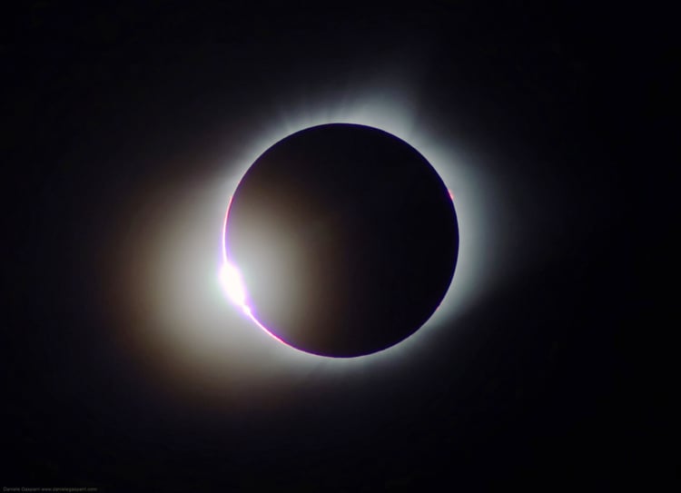 Anello di diamante di un'eclissi totale di Sole