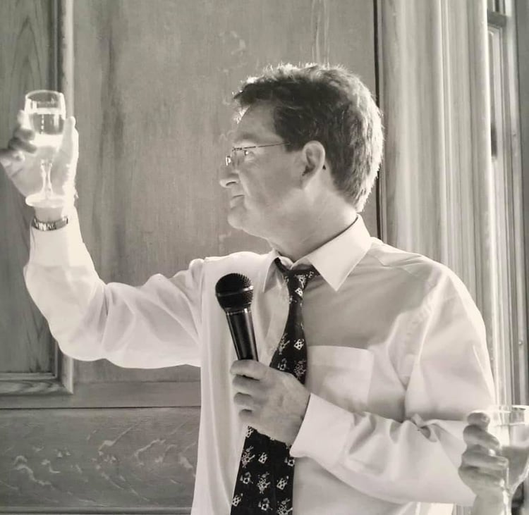 a dad raising a glass to toast whilst giving a father of the bride speech