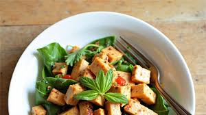 Tofu sauté au Bitter Melon, Asperges et Menthe Accompagnements : Orge Perlé aux Haricots Mungo Salade de Concombre et Jeunes Pousses