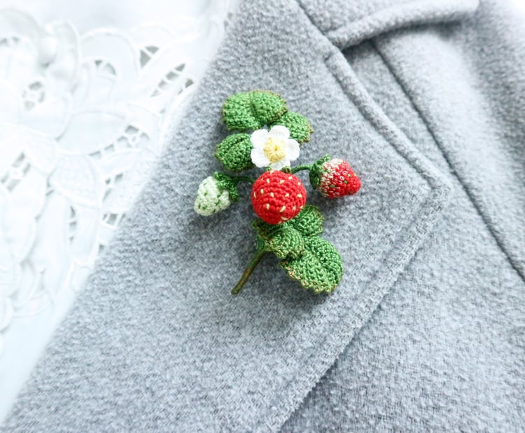 strawberry brooch crochet pattern by lalafcrochet
