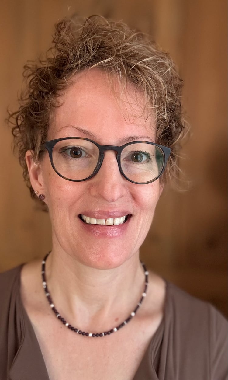 Portrait of Tanja Hostettler (Solareya), offering online one-to-one guidance.