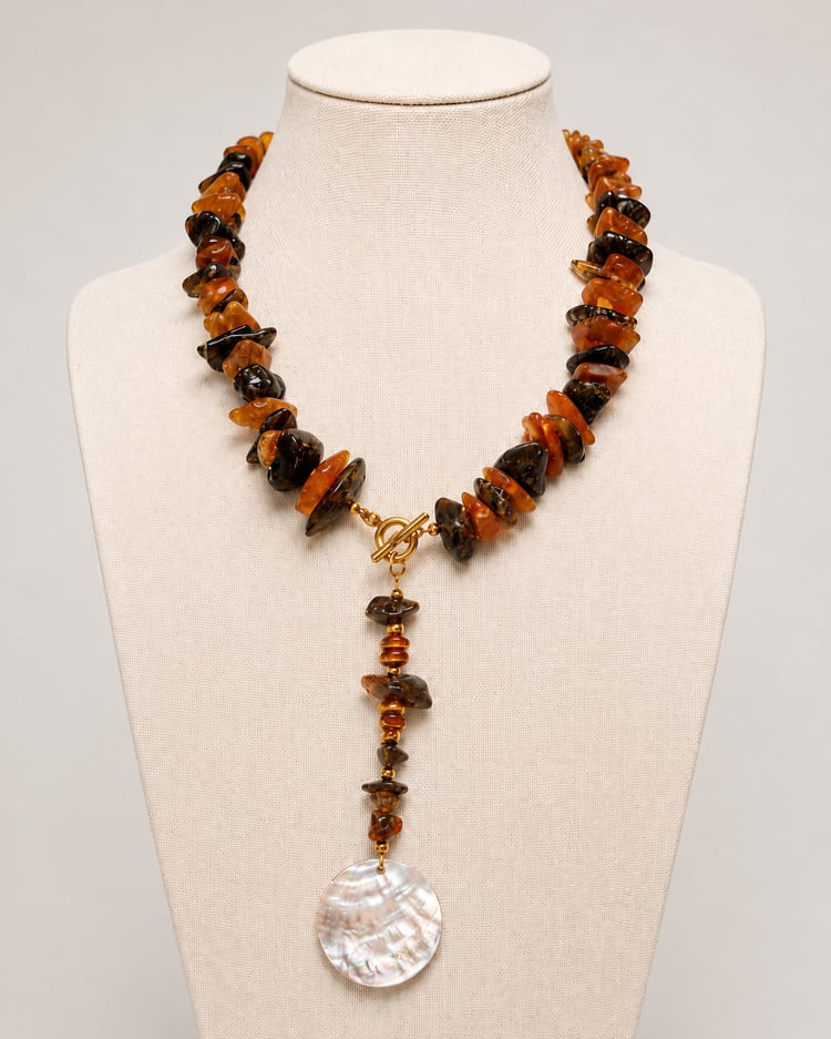 Collana artigianale in ambra baltica naturale grezza con ciondolo in madreperla naturale e chiusura in acciaio inox dorato – Lumen Jewels