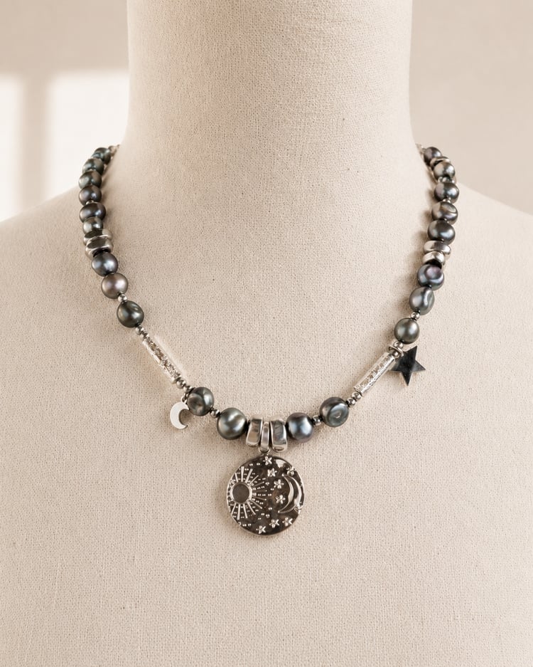 Collana artigianale con perle d’acqua dolce grigie su busto