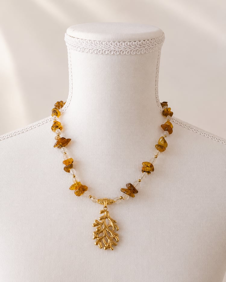 Collana artigianale in ambra e citrino su busto.