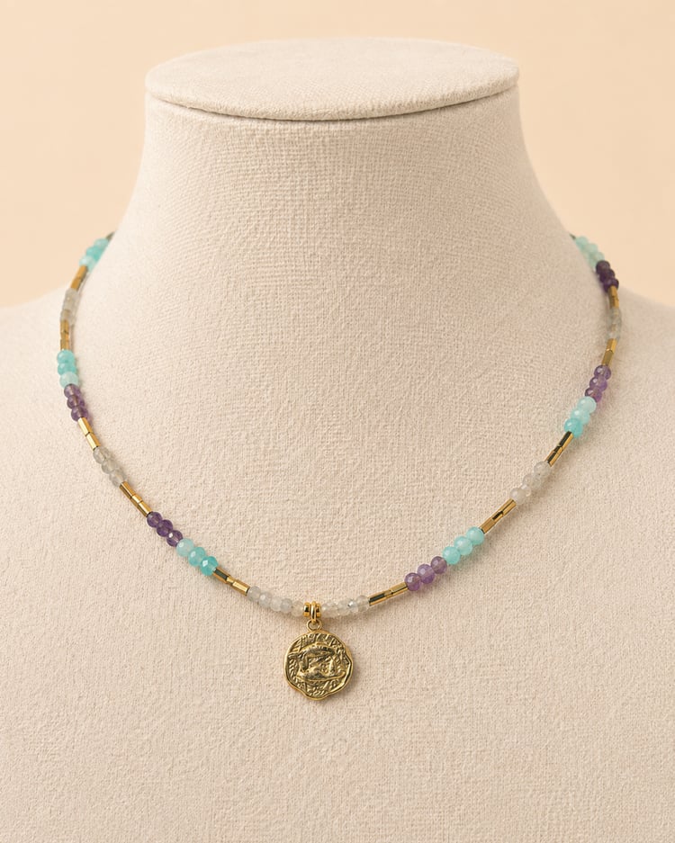 Collana Pesci in acquamarina, labradorite e ametista esposta su manichino