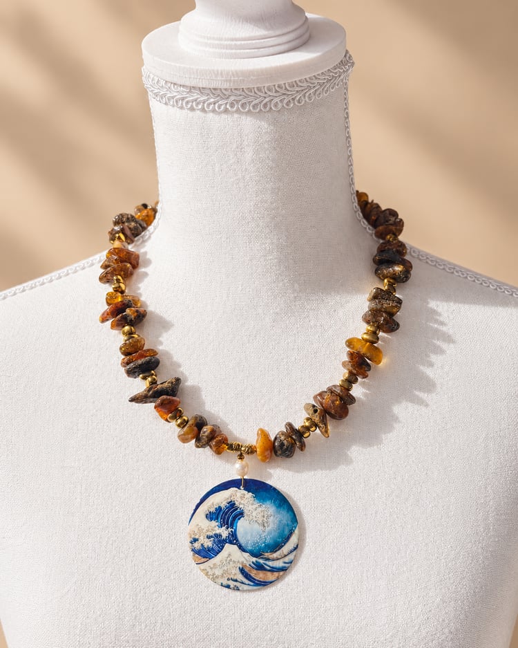 Collana in ambra baltica e madreperla abbinata a un look elegante