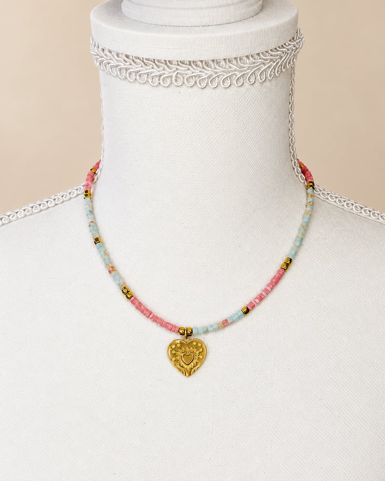 Collana Cuore in Mano in diaspro rosa, Shoushan blu ed ematite da 42 cm su manichino bianco