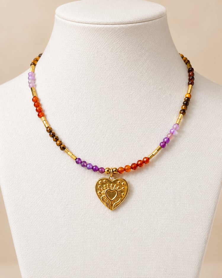 Collana Cuore in Mano con granato rosso ametista e occhio di tigre su manichino