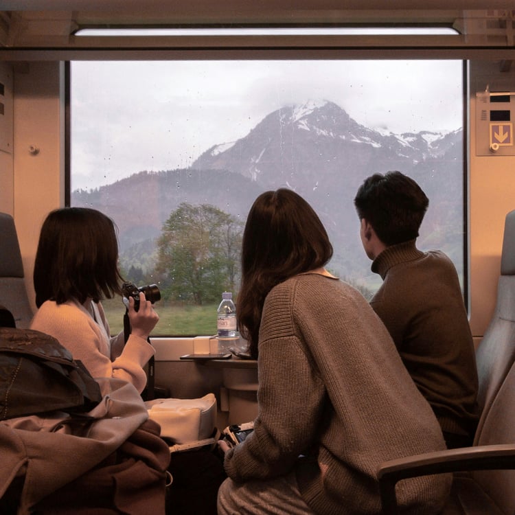 Personne dans le train avec vue sur les montagnes