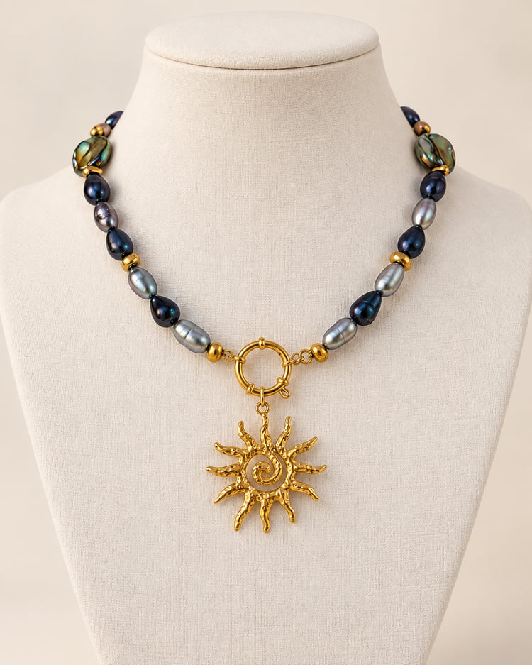 Collana Re Sole con perle grigie madreperla e ciondolo sole