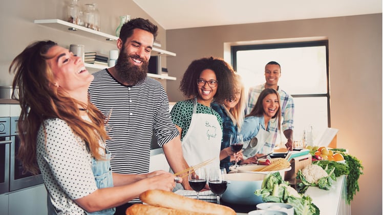groupe de personne qui cuisine
