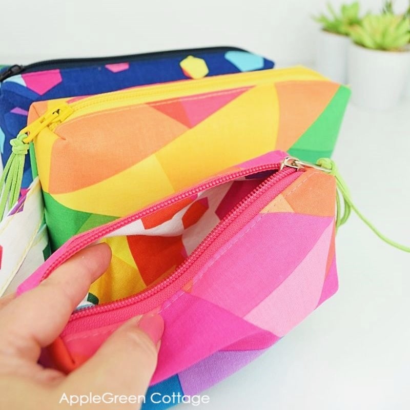 Zipper Pouch Tutorial - With A Free Template - AppleGreen Cottage