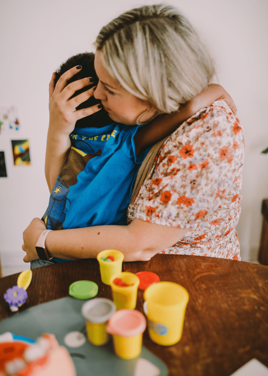 Mama plavusa grli cetverogodisnjeg sina koji se boji zubara