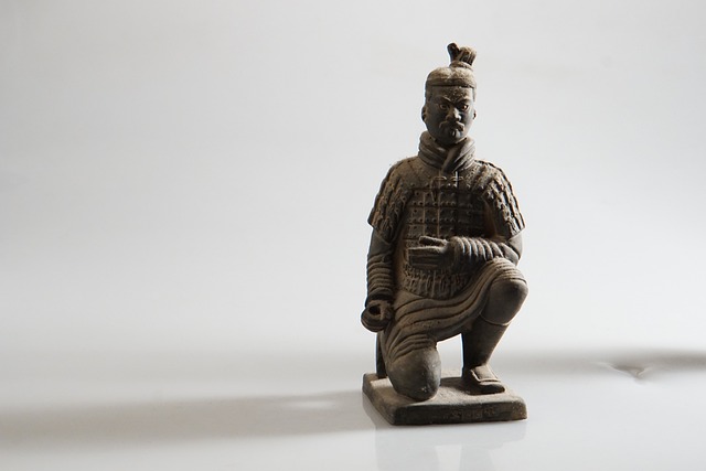 Estatua de piedra de samurái arrodillado