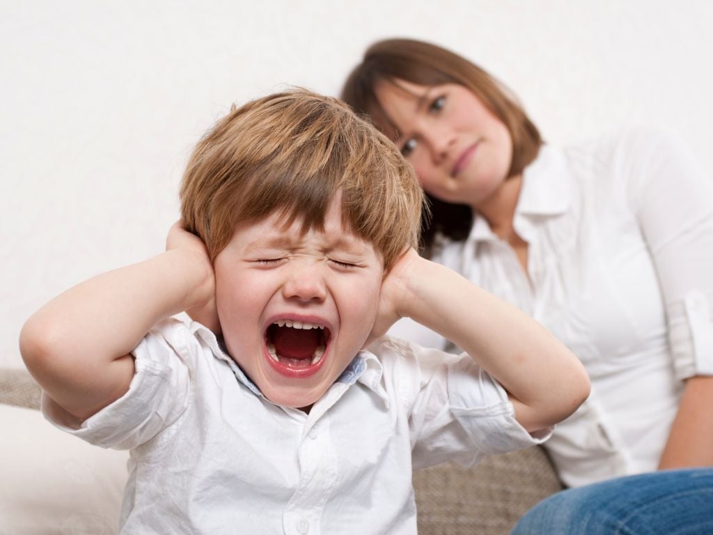 Genitore che consola il bambino: corso online Piccole Tempeste sulle emozioni