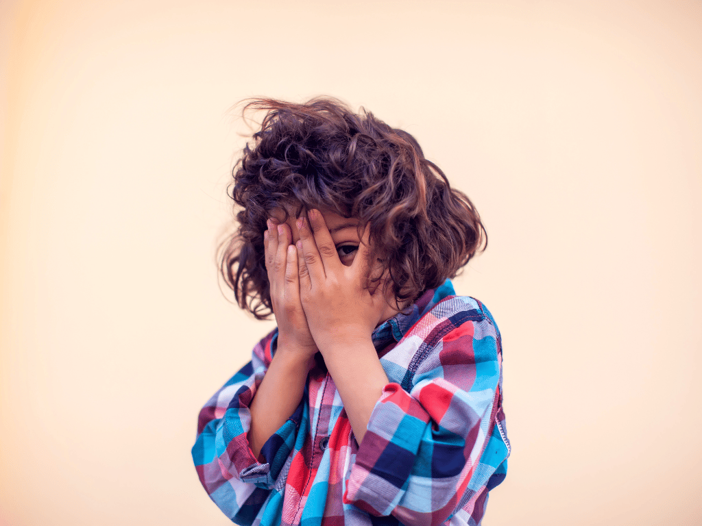 Bambino timido che si apre agli altri: corso online Dal Bozzolo al Volo