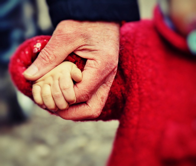 Foto de manos agarradas de abuelo y nieto-compromisos sanos