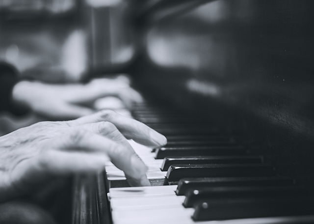 Piano, manos y música
