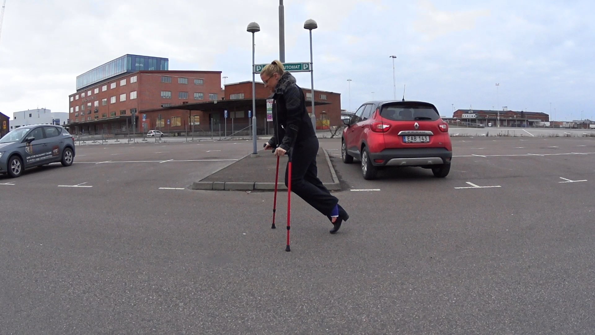 Sarah 81 SLC - Do you think my business outfit fits with my cast? - 19 ...