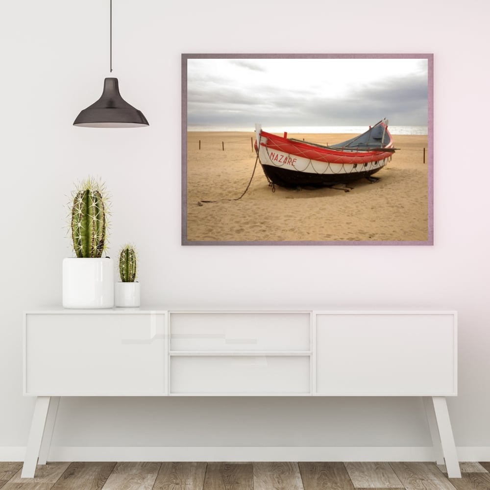 Bateau de pêche traditionnel sur la plage - Nazaré, Portugal