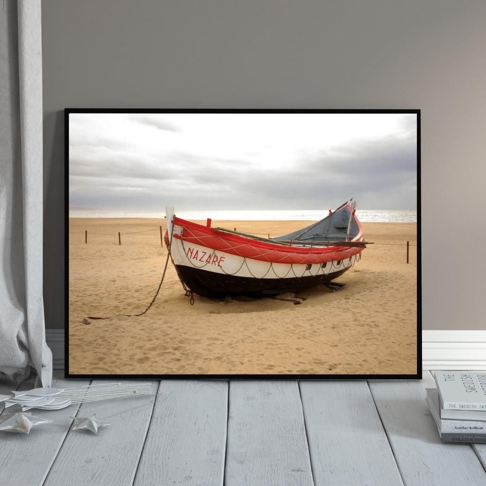 Bateau de pêche traditionnel sur la plage - Nazaré, Portugal