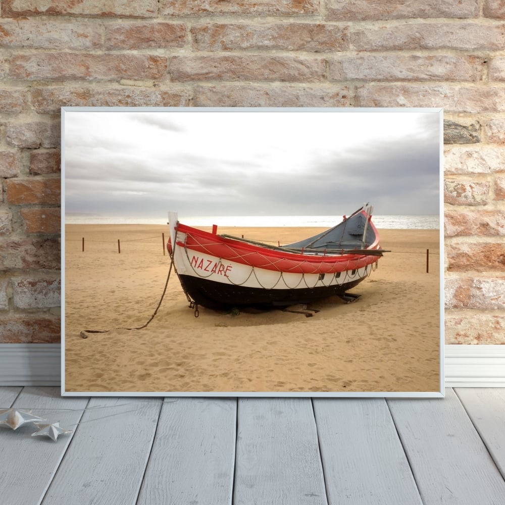 Bateau de pêche traditionnel sur la plage - Nazaré, Portugal