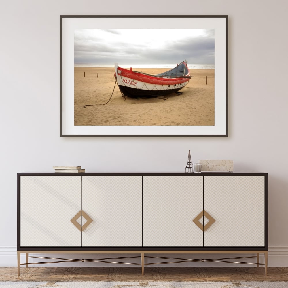 Bateau de pêche traditionnel sur la plage - Nazaré, Portugal